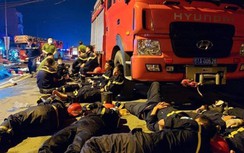 Cảm động cảnh chiến sĩ chữa cháy karaoke Bình Dương mệt nhoài, ngủ vệ đường