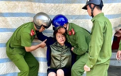 Yên Bái: 5 chiến sĩ công an giúp người gặp nạn giữa đường