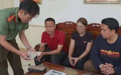 Trao trả hơn 50 triệu đồng bị đánh rơi cho vợ chồng du khách Thái Lan