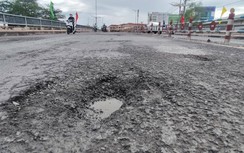 Cần Thơ: Mặt cầu Đầu Sấu lỗ chỗ "ổ gà" chờ được dặm vá