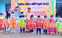 Cảnh sát Đường thủy Bạc Liêu trao nhiều phần quà cho học sinh khó khăn