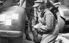 Nhìn lại hình ảnh Nữ hoàng Elizabeth học sửa ô tô, lái xe tải lúc 18 tuổi