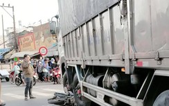 Đang dừng đèn đỏ, người phụ nữ bị xe tải lùa vào gầm cán tử vong