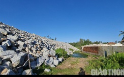 Chủ mỏ đất “giam lỏng” phóng viên: Biến nhà máy thành bãi đổ thải trái phép