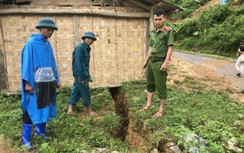 Vết nứt bất thường chạy ngay dưới nhà, di dời khẩn cấp 52 hộ dân