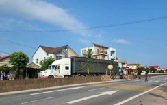 Video TNGT 12/9: Một phụ nữ đi xe máy tử vong dưới gầm xe container