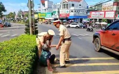 CSGT Đắk Nông đưa cụ ông ngủ giữa đường vào nơi an toàn