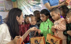Thùy Tiên giản dị lên Mộc Châu tặng quà cho trẻ nhỏ