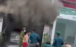 TP.HCM: Ôtô đậu trong nhà bất ngờ bốc cháy, nhiều người hốt hoảng tháo chạy