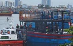 Tàu cá bốc cháy khi đang neo đậu trong Âu thuyền Thọ Quang