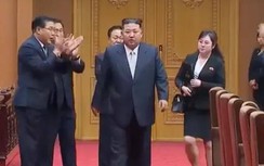 Người phụ nữ bí ẩn xuất hiện bên cạnh ông Kim Jong-un