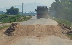 Lấp trụ bê tông để xe quá tải phá đê, phục vụ xưởng nghiền cát trái phép