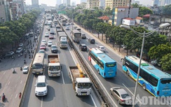 Ô tô "rồng rắn" nối đuôi nhau đi trên làn dừng khẩn cấp cao tốc