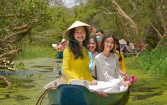 Thí sinh Hoa khôi Sông Vàm tự chèo thuyền, khoe dáng bên sông nước