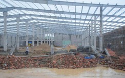 Vụ sập tường ở KCN Nhơn Hòa: Sau tiếng ầm, tường đổ sập trong tích tắc