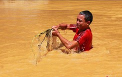 Xúc động cảnh Bí thư, cán bộ xã lặn ngụp dưới cầu tràn khơi thông dòng chảy