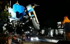 Va chạm xe đầu kéo, xe ba gác lao lên vỉa hè tông thương vong 3 bà cháu
