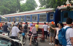 Xác minh vụ một du khách gặp nạn khi chụp ảnh ở phố cà phê đường tàu Hà Nội