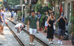 Du khách vẫn vượt rào vào check in tại phố đường tàu Hà Nội