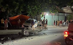 Sau cú đấu đầu kinh hoàng, ô tô văng cả bánh trước, 1 người bị thương