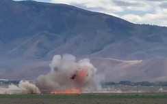 Một phương tiện lao xuống đất, bốc cháy giữa lúc đua máy bay