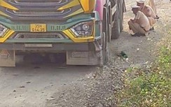 Video: Khoảnh khắc 2 học sinh tử vong sau khi va chạm với xe tải ben