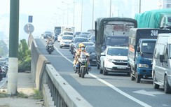 CSGT chạy mô tô đặc chủng nhắc các xe đi đúng làn trên đường vành đai 3