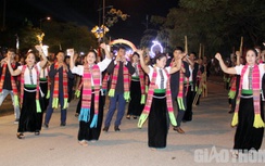 Về thị xã Nghĩa Lộ xem diễn Xoè Thái đường phố - di sản UNESCO