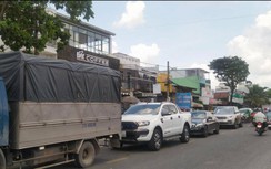 Cắt tỉa cây xanh khiến đường Phạm Văn Bạch ùn xe hơn 2 giờ