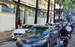 Cần Thơ: Ô tô đi vào giờ cấm đưa đón con, gây tắc đường mỗi ngày