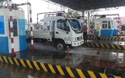 BOT Cai Lậy thu phí thử nghiệm, ô tô vẫn phóng như bay qua trạm
