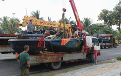 Ngư dân Đà Nẵng tất bật đưa tàu thuyền lên bờ tránh bão Noru