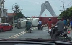 Xe container tông dải phân cách lật nhào, QL18A qua Quảng Ninh tắc cục bộ