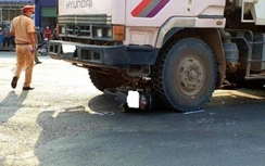 Sau cú va chạm với xe ben, hai bé gái tử vong thương tâm