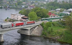 Người đàn ông Nga chèo ván vượt sông sang Estonia