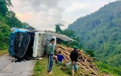 Lật xe chở keo, nam thanh niên bị cửa xe đè tử vong