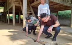 Thêm vết nứt bất thường, nhiều hộ dân vùng núi Nghệ An phải di dời khẩn cấp