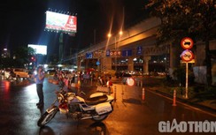 Kéo rào chắn, cấm tất cả phương tiện lên cầu vượt Nguyễn Hữu Cảnh