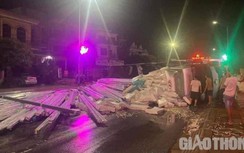 Tránh xe 5 chỗ chạy lấn làn ngược chiều, xe tải lật ngang nằm giữa quốc lộ