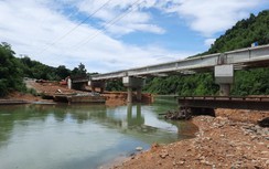 Cận cảnh cầu tạm bị lũ cuốn trôi khiến 370 hộ dân ở Quảng Trị gặp khó