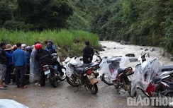 Yên Bái: 300 người tìm cháu bé 8 tuổi rơi xuống suối mất tích