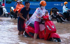 Nhiều tuyến đường ở TP.HCM ngập sâu trong nước ngày đầu tháng 10
