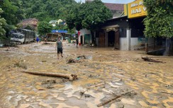 Cận cảnh nhà đổ sập, ô tô bị cuốn trôi trong lũ quét kinh hoàng ở Nghệ An