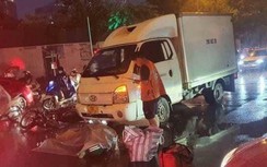 Ngã sau va chạm xe máy, nam tài xế đội mũ Grab Bike bị ô tô tải cán tử vong