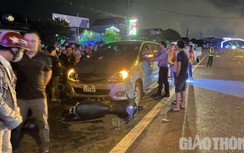 Kinh hoàng ô tô 7 chỗ tông xe máy rồi kéo lê gần 2km trên QL1A