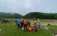 Đi vớt củi bên bờ sông Âm, người đàn ông bị nước cuốn mất tích