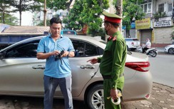 Phạt loạt ô tô đỗ trên vỉa hè, nhiều xe phải cẩu về vì không thấy tài xế