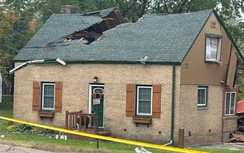 Máy bay đâm xuyên mái khi cả nhà đang ngủ