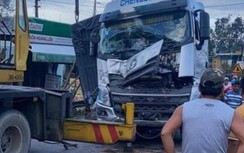 Xe đầu kéo va chạm xe tải, tỉnh lộ 609 Quảng Nam ách tắc nhiều giờ