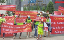 Video: Hàng trăm cư dân FLC Đại Mỗ tập trung yêu cầu bàn giao nhà đúng hạn